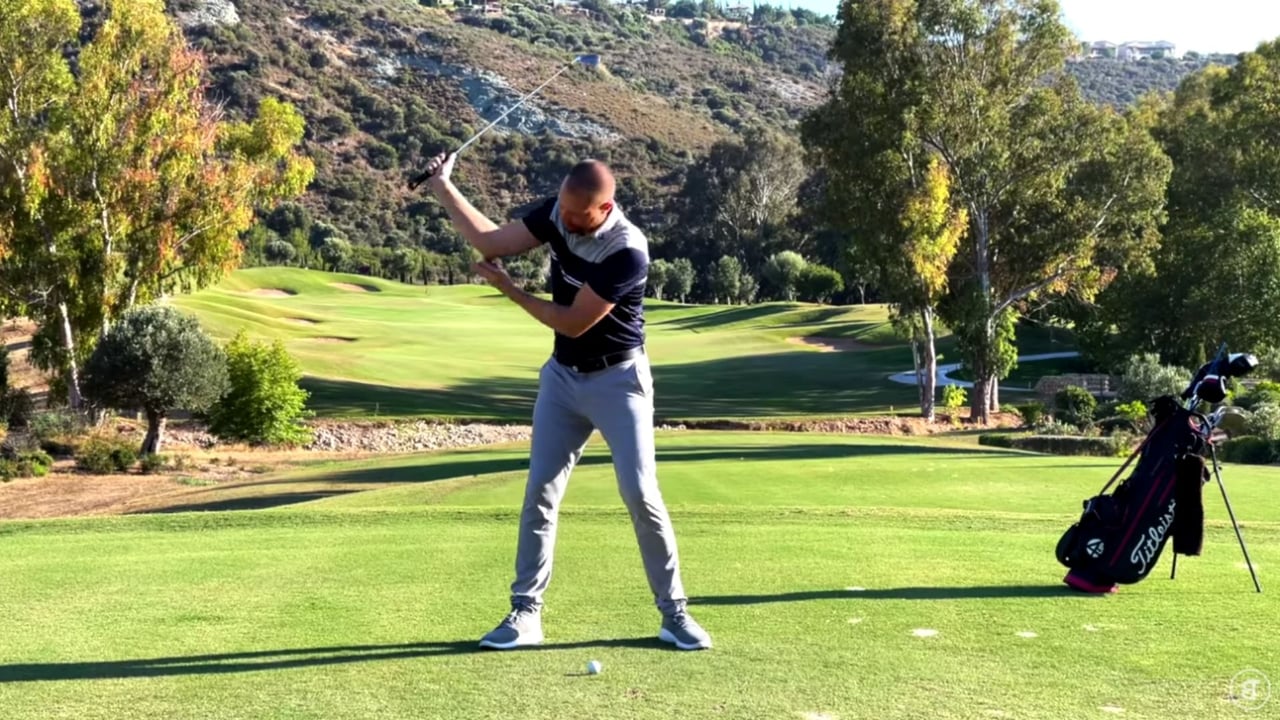 Lukas Eisinger erklärt in seinem Video, wie du mit dem richtigen Hand-Arm-System deinen Schwung verbessern kannst. (Foto: Birdietrain) Lukas Eisinger erklärt in seinem Video, wie du mit dem richtigen Hand-Arm-System deinen Schwung verbessern kannst. (Foto: Birdietrain)