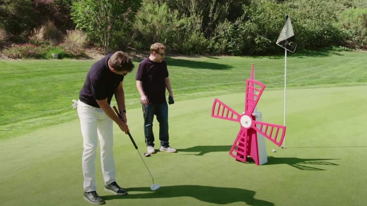 Training auf höchstem Niveau. Zu Gast bei James Corden bereitet sich Tom Brady auf "The Match" vor. (Foto: YouTube)