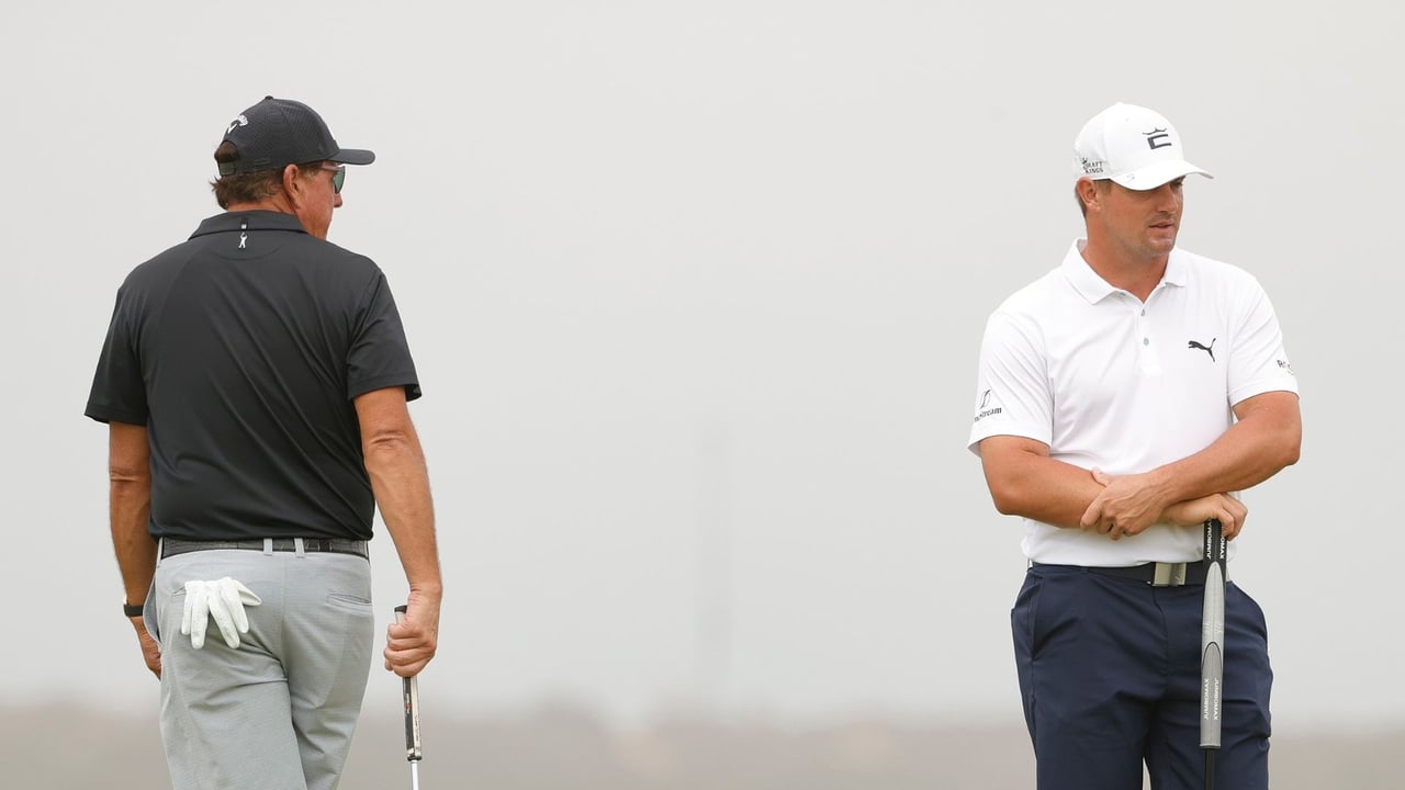 Phil Mickelson erlaubte sich einen Spaß mit Bryson DeChambeau. (Foto: Getty) Phil Mickelson erlaubte sich einen Spaß mit Bryson DeChambeau. (Foto: Getty)