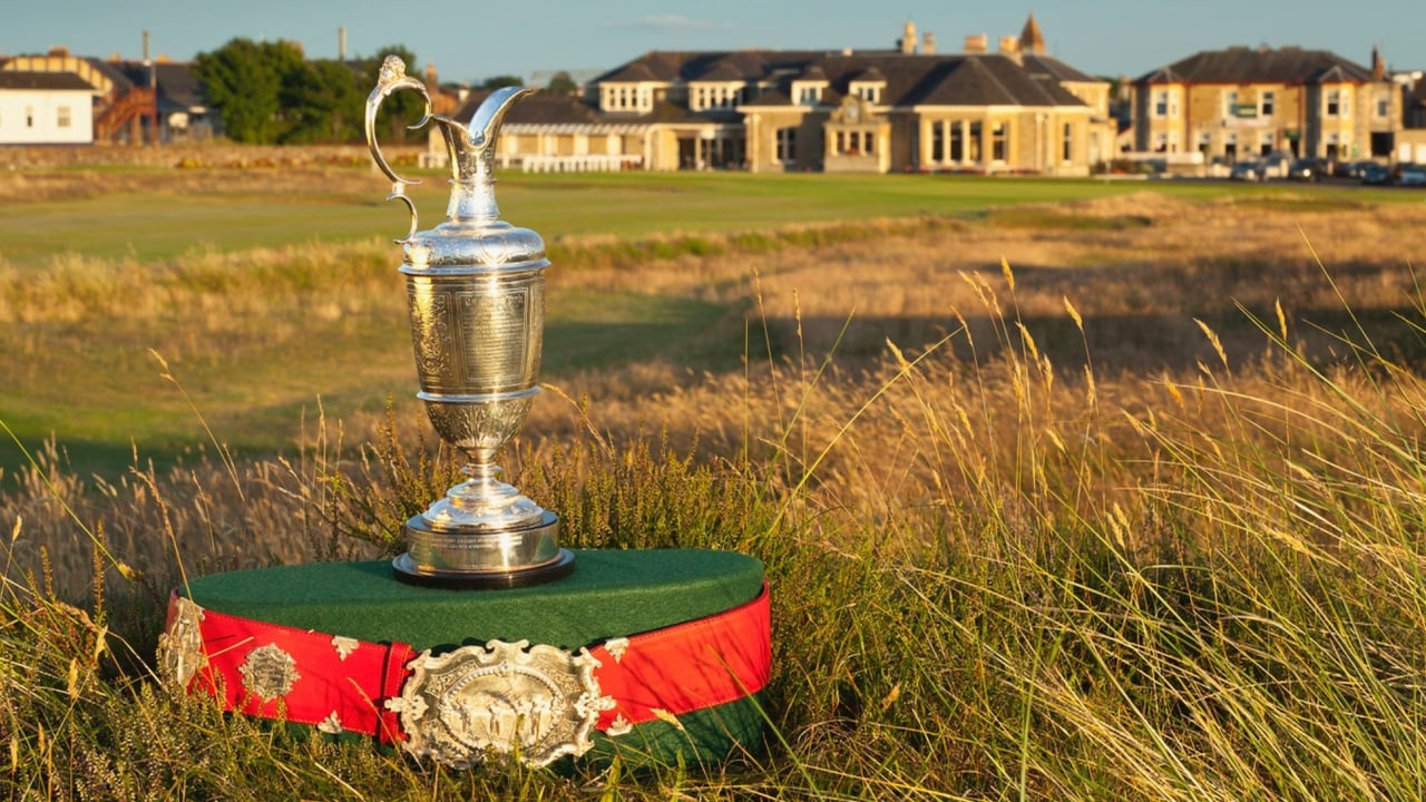 Der Claret Jug vor dem Clubhaus des Prestwick Golf Club, wo Old Tom Morris 1860 den allerersten Abschlag der Open Championship spielte. (Foto: Prestwick Golf Club) Der Claret Jug vor dem Clubhaus des Prestwick Golf Club, wo Old Tom Morris 1860 den allerersten Abschlag der Open Championship spielte. (Foto: Prestwick Golf Club)