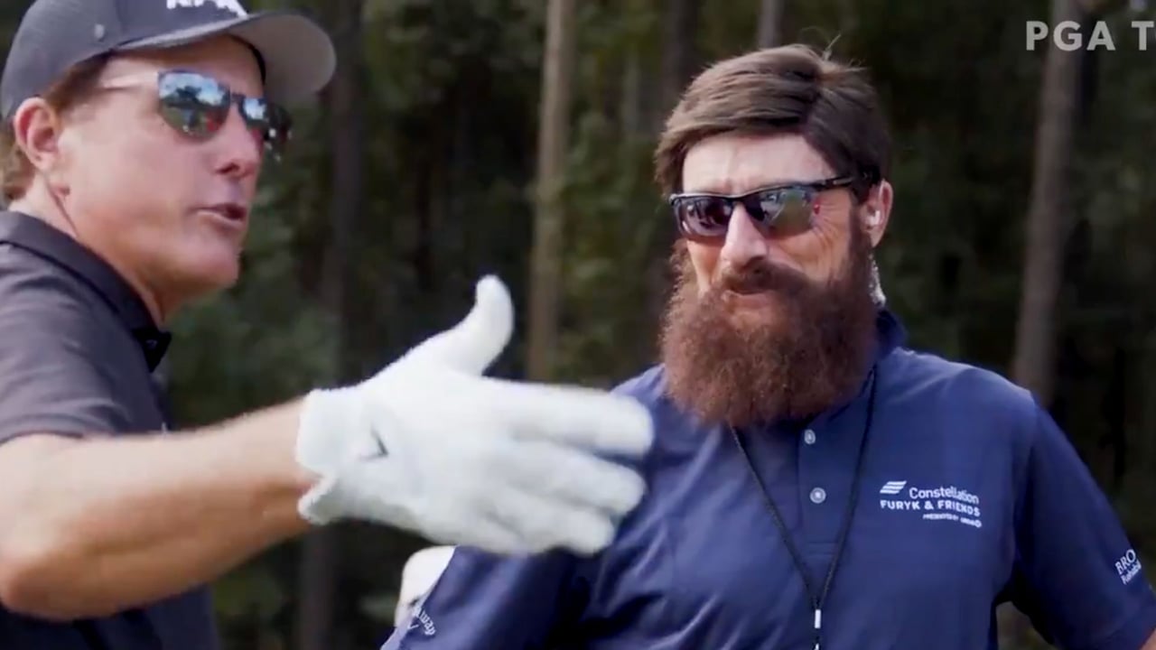 Bernhard Langer veräppelt seine Kollegen als "Hans".(Screenshot: Twitter.com/ChampionsTour) Bernhard Langer veräppelt seine Kollegen als "Hans".(Screenshot: Twitter.com/ChampionsTour)