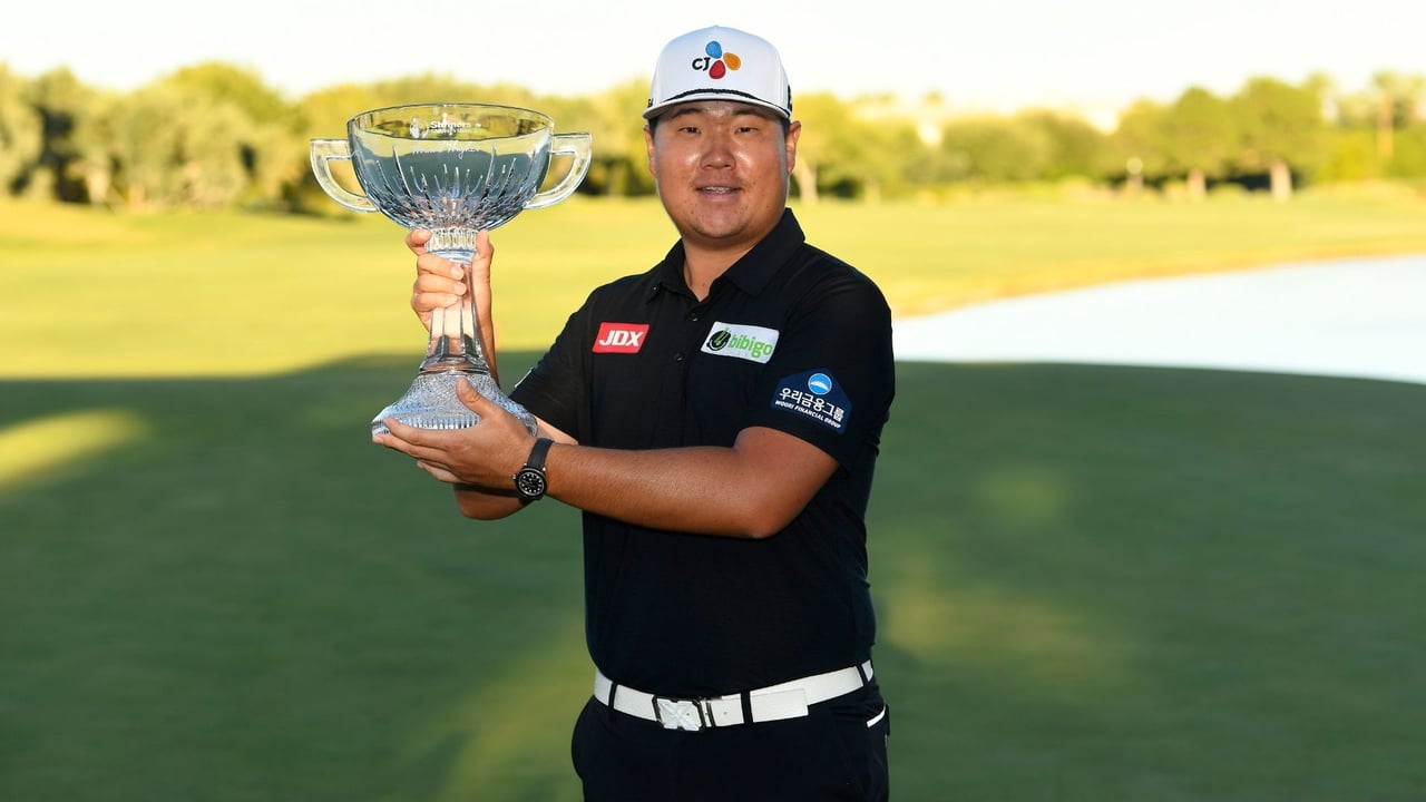 Sungjae im präsentiert die Trophäe (Foto: Getty) Sungjae im präsentiert die Trophäe (Foto: Getty)
