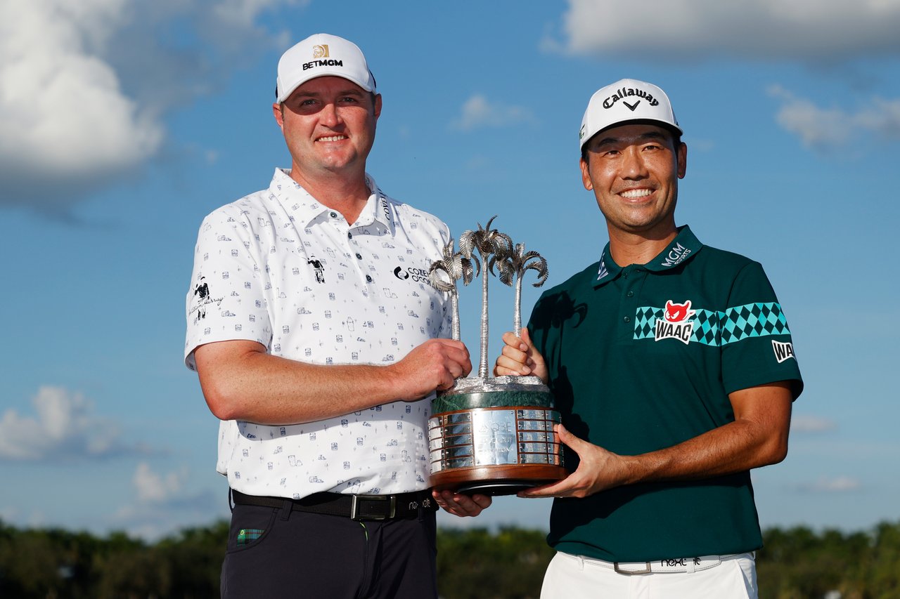 Das Sieger-Duo Jason Kokrak (l.) und Kevin Na mit der Trophäe des QBE Shootouts. (Quelle: Getty) Das Sieger-Duo Jason Kokrak (l.) und Kevin Na mit der Trophäe des QBE Shootouts. (Quelle: Getty)