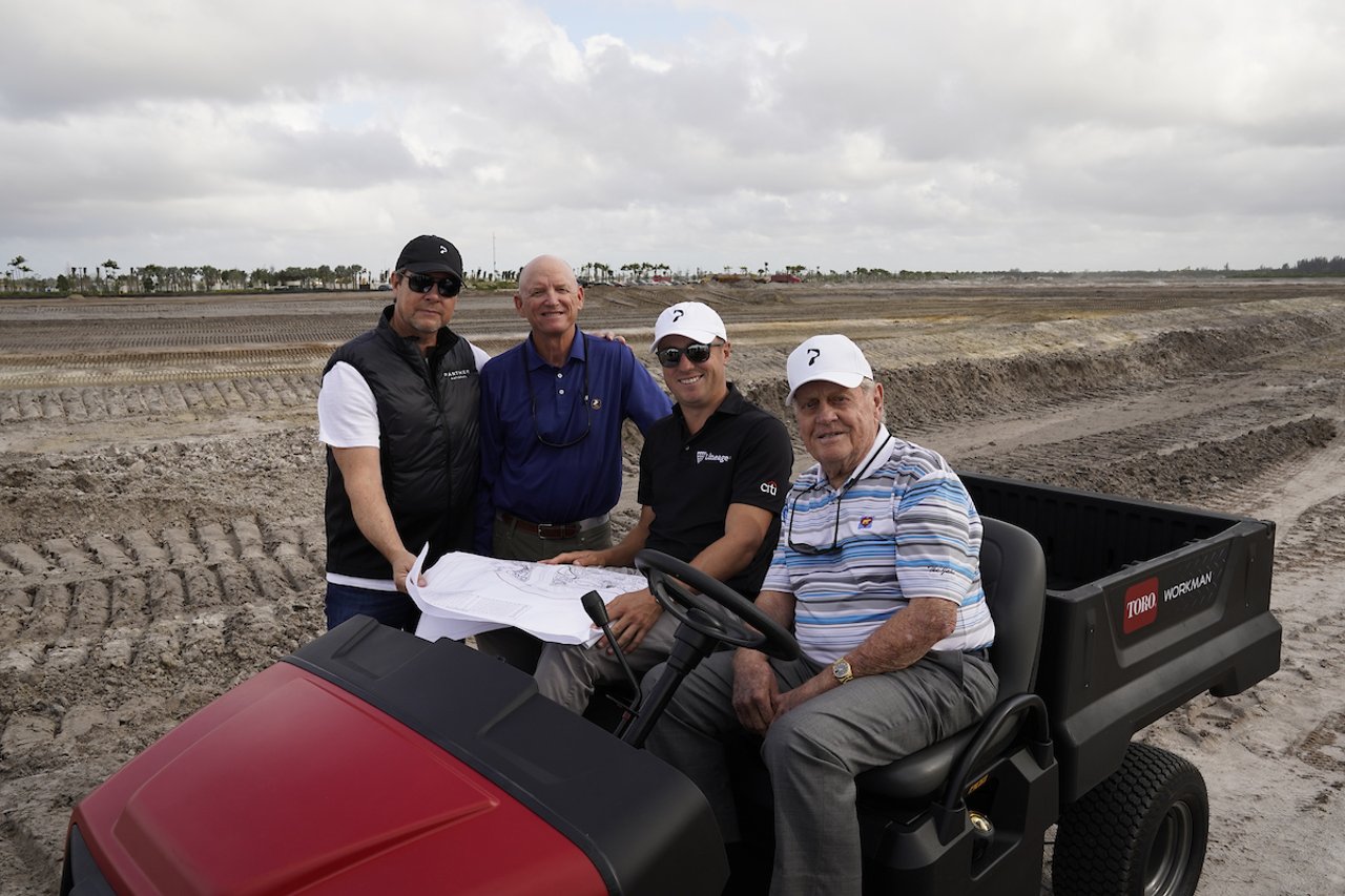 Justin Thomas, Jack Nicklaus, Dominik Senn und Max Strang auf der Grundfläche der zukünftigen Golfanlage. (Foto: Getty)