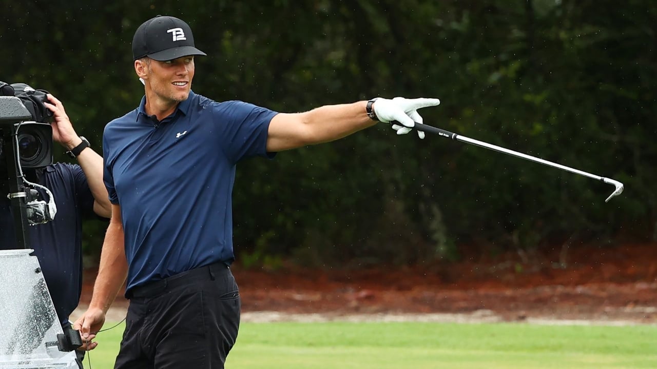 Tom Brady nach einem Hole Out vom Fairway bei "The Match". (Foto: Getty)