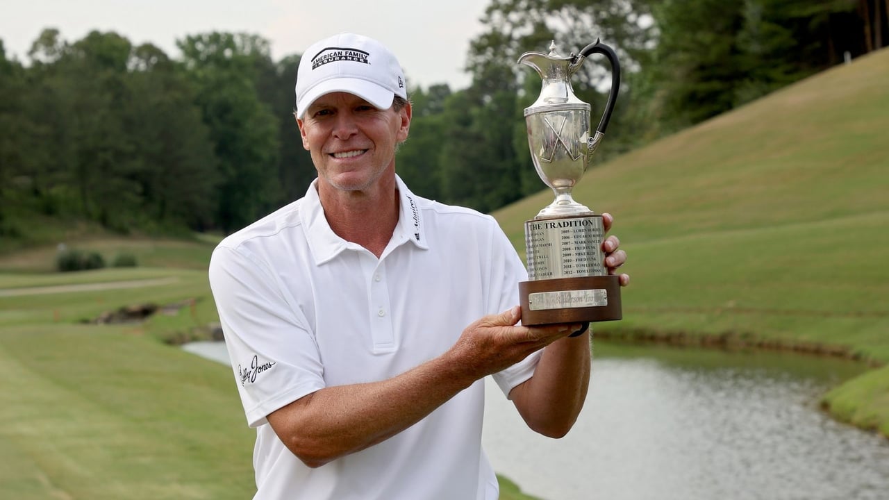 Steve Stricker mit der Trophäe der Regions Tradition auf der PGA Tour Champions. (Foto: Getty) Steve Stricker mit der Trophäe der Regions Tradition auf der PGA Tour Champions. (Foto: Getty)
