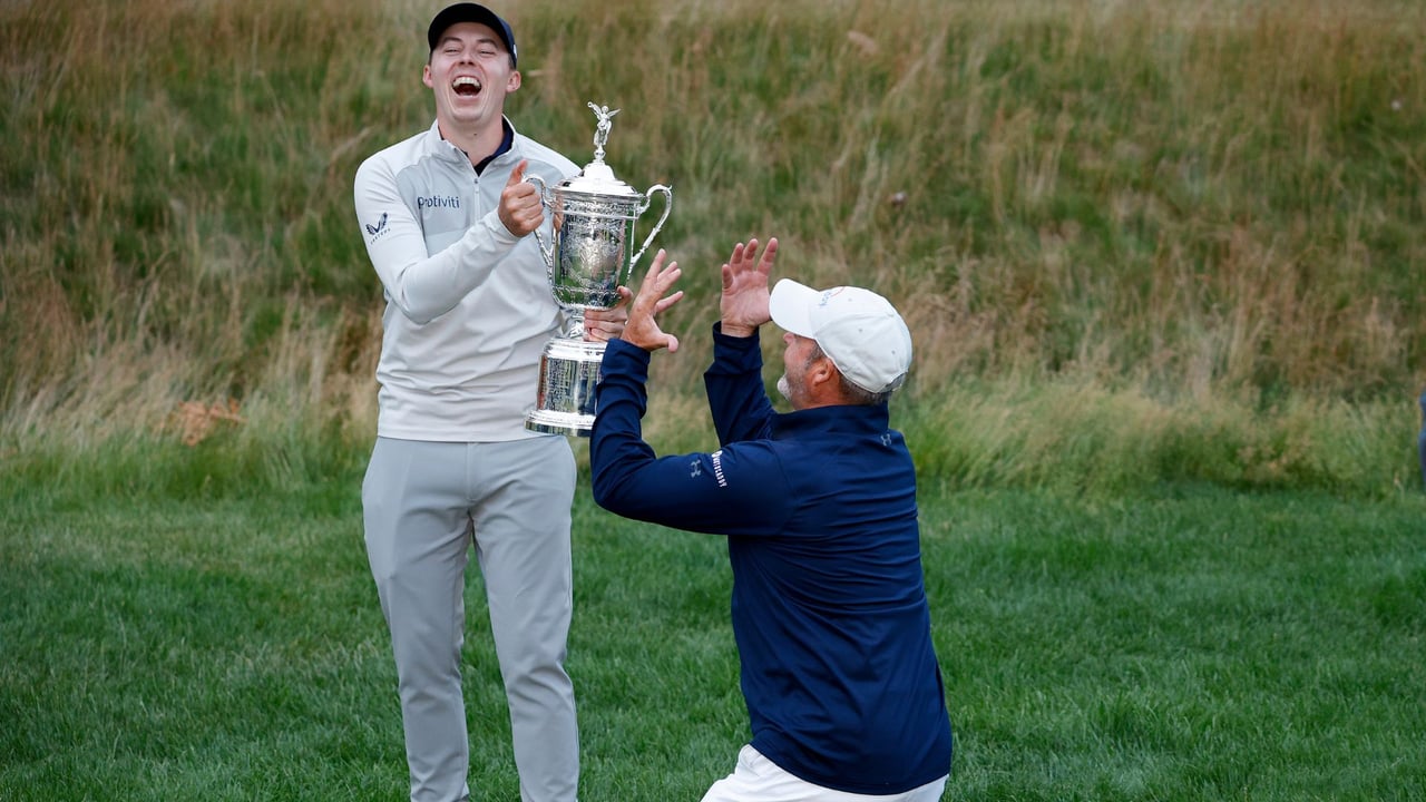 Matt Fitzpatrick (li.) und sein Caddie Billy Foster (re.) feiern beide ihren ersten Major-Titel bei der US Open 2022. (Foto: Getty) Matt Fitzpatrick (li.) und sein Caddie Billy Foster (re.) feiern beide ihren ersten Major-Titel bei der US Open 2022. (Foto: Getty)