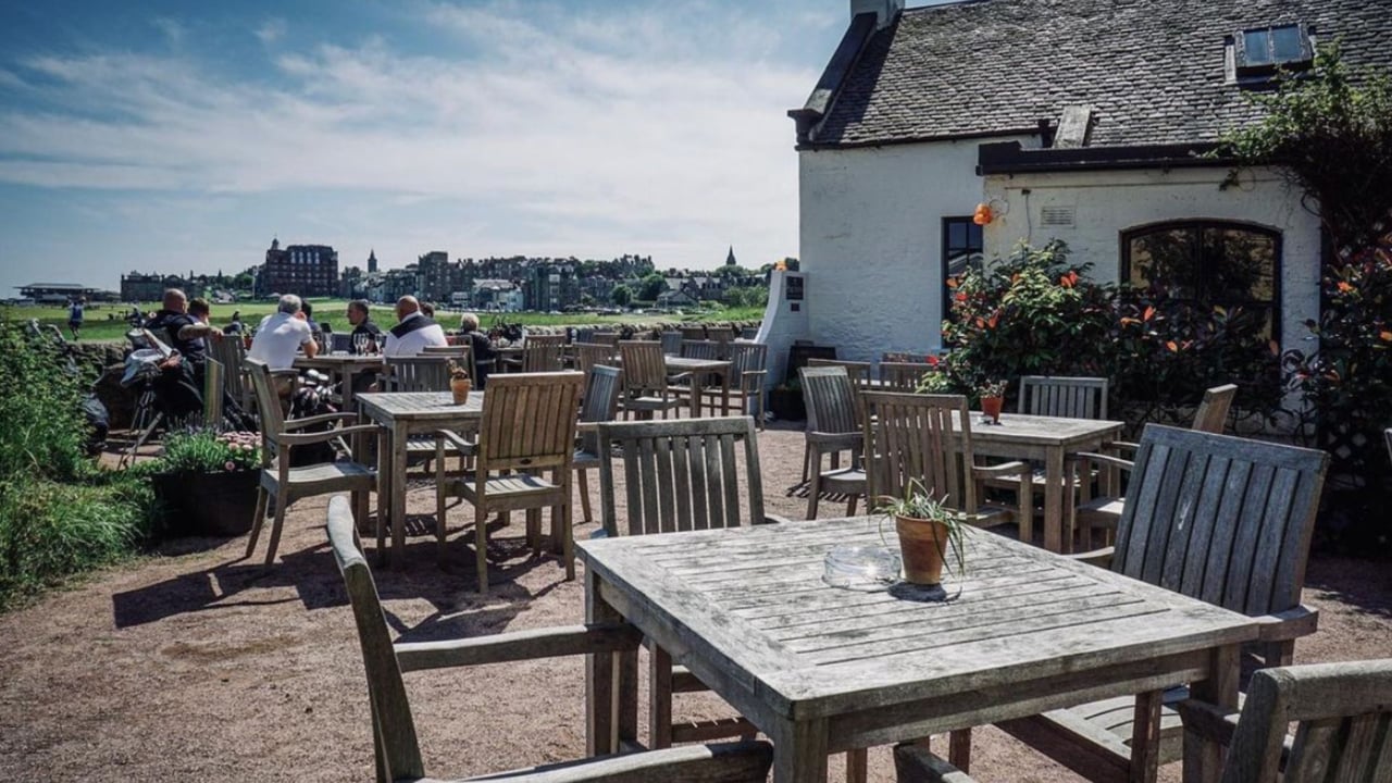 Der Biergarten des Jigger Inn - nur eine der zahlreichen Möglichkeiten, in St. Andrews einzukehren. (Foto: Instagram/@wheregolfbegan) Der Biergarten des Jigger Inn - nur eine der zahlreichen Möglichkeiten, in St. Andrews einzukehren. (Foto: Instagram/@wheregolfbegan)