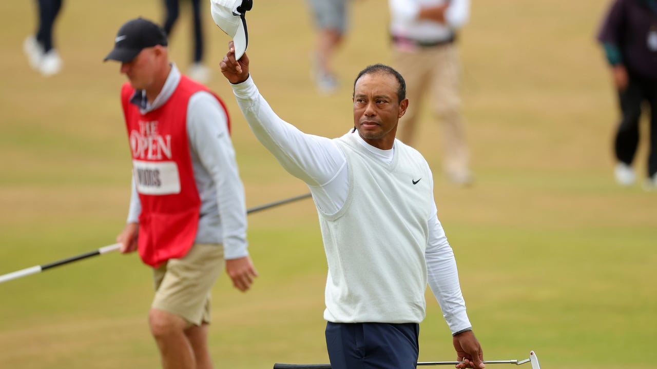 Tiger Woods grüßt die Fans auf dem Old Course. War der Auftritt bei der British Open 2022 sein letzter? (Foto: Getty) Tiger Woods grüßt die Fans auf dem Old Course. War der Auftritt bei der British Open 2022 sein letzter? (Foto: Getty)