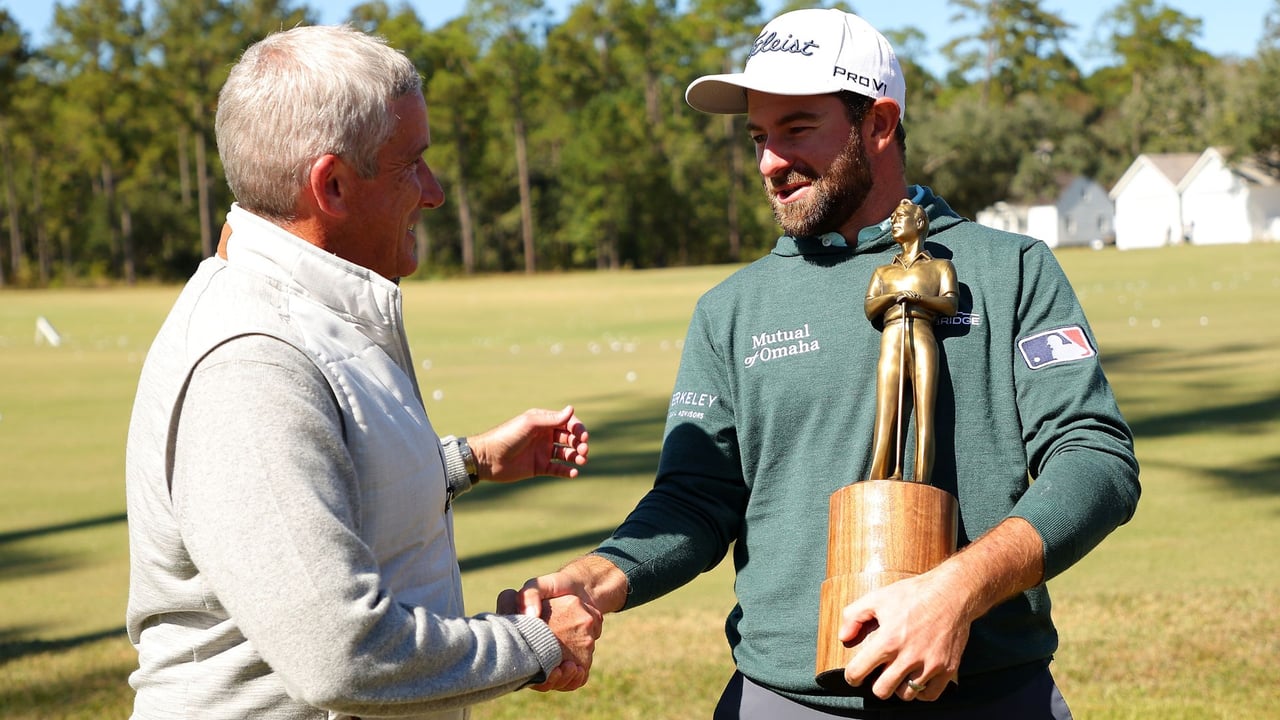 Jay Monahan, Boss der PGA Tour, überreicht Cameron Young die Trophäe als "Rookie of the Year". (Foto: Getty) Jay Monahan, Boss der PGA Tour, überreicht Cameron Young die Trophäe als "Rookie of the Year". (Foto: Getty)