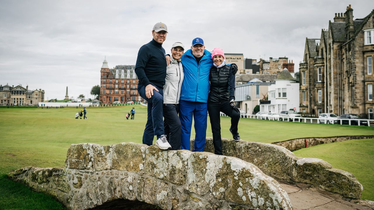 Teilnehmerinnen und Teilnehmer des Porsche Golf Circle Events auf der Swilcan Bridge des Old Course (Foto: Porsche AG) Teilnehmerinnen und Teilnehmer des Porsche Golf Circle Events auf der Swilcan Bridge des Old Course (Foto: Porsche AG)