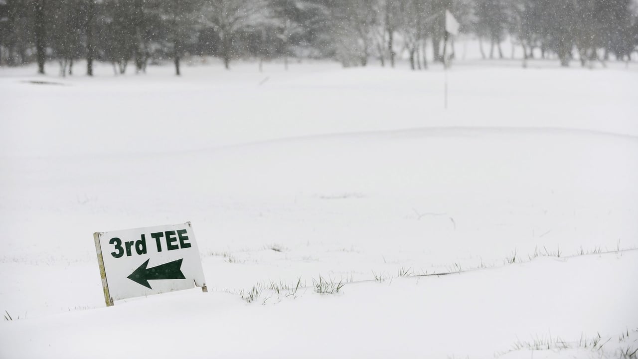 Damit wir im Winter Golf spielen können, macht sich der Greenkeeper im Herbst viel Arbeit. (Foto: Getty) Damit wir im Winter Golf spielen können, macht sich der Greenkeeper im Herbst viel Arbeit. (Foto: Getty)