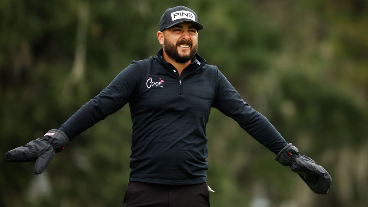Tiefe Temperaturen auf der PGA Tour: Stephan Jäger versucht seine Hände während Runde 1 warm zu halten. (Foto: Getty) Tiefe Temperaturen auf der PGA Tour: Stephan Jäger versucht seine Hände während Runde 1 warm zu halten. (Foto: Getty)