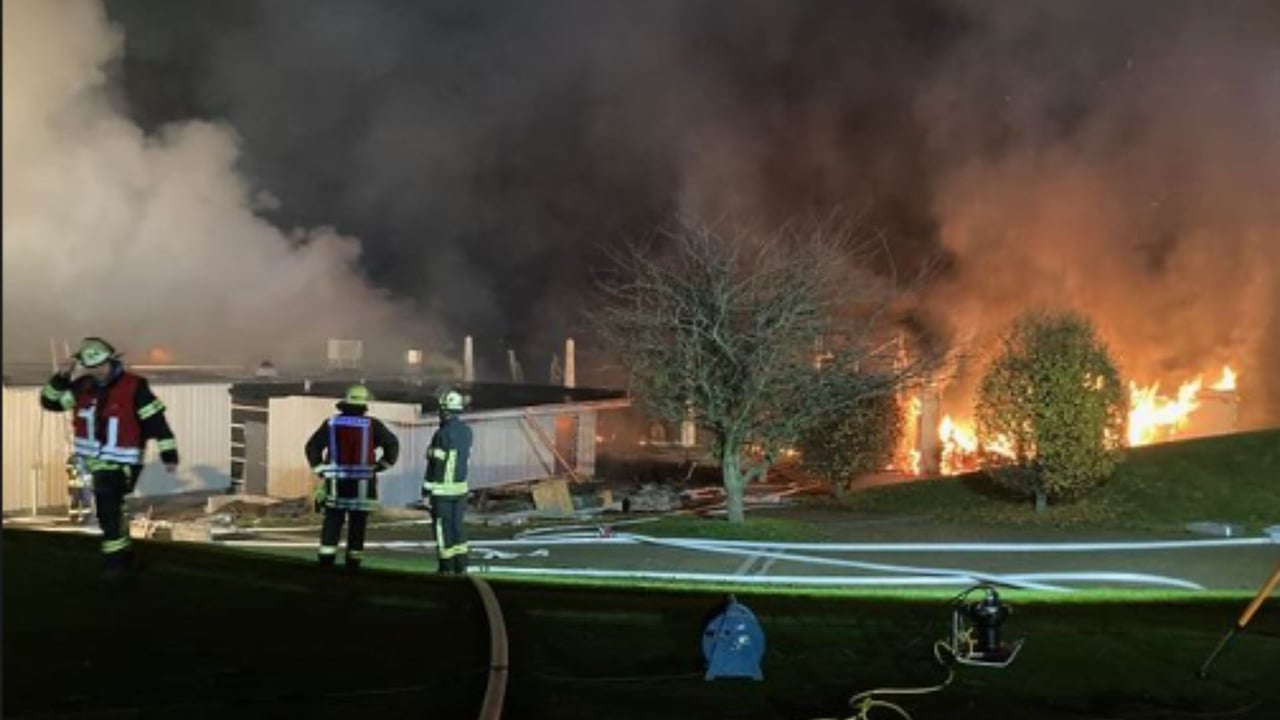 Feuer auf der GolfRange Dortmund. (Foto: Instagram/@feuerwehrdortmund) Feuer auf der GolfRange Dortmund. (Foto: Instagram/@feuerwehrdortmund)