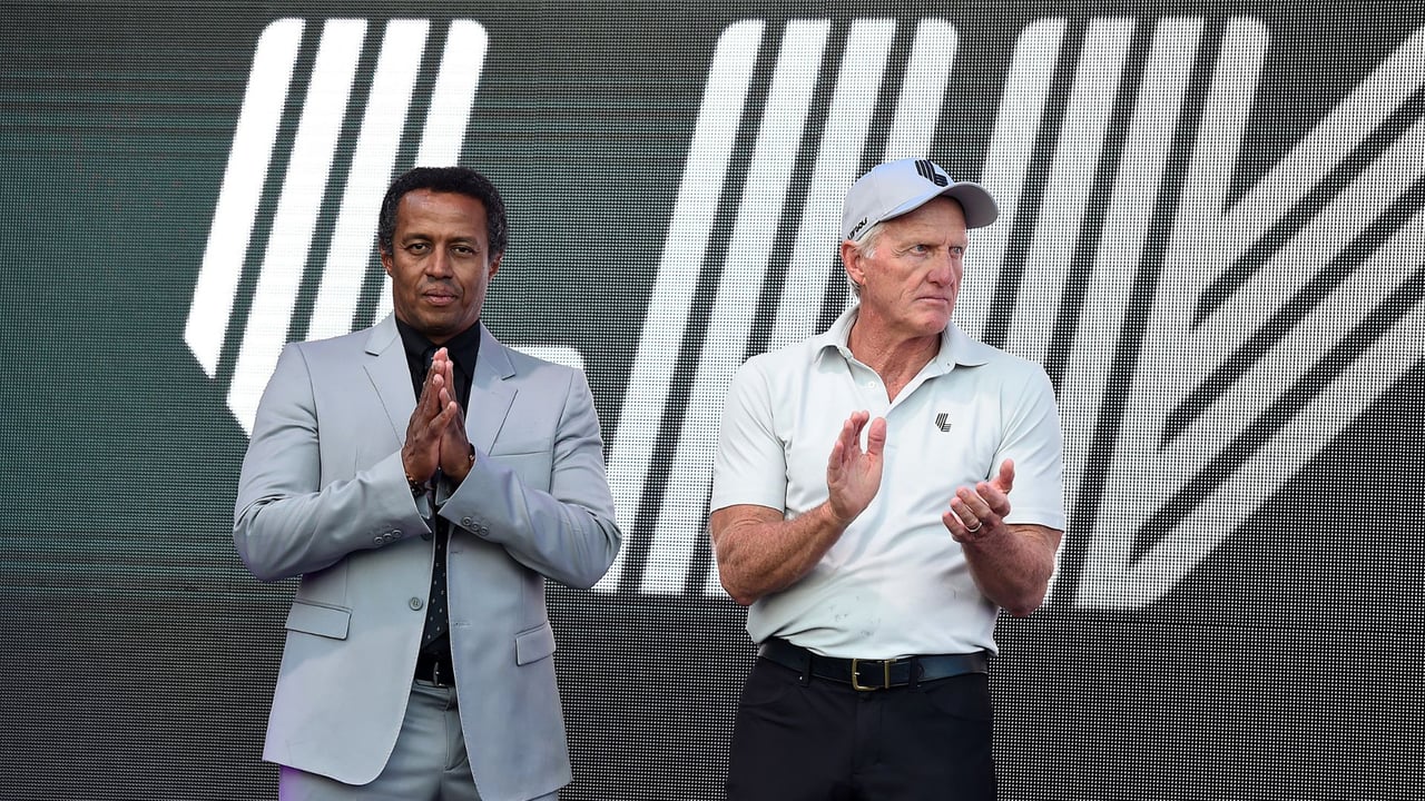 Greg Norman (re., hier mit LIV Golf Managing Director Majed Al Sorour) muss zwei seiner Top-Manager bei LIV Golf ziehen lassen. Greg Norman (re., hier mit LIV Golf Managing Director Majed Al Sorour) muss zwei seiner Top-Manager bei LIV Golf ziehen lassen.