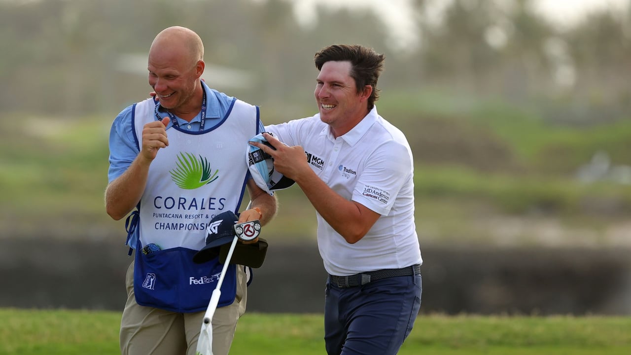 Eine besondere Beziehung: Joel Dahmen und sein Caddie in der Netflix-Doku "Full Swing". (Foto: Getty)