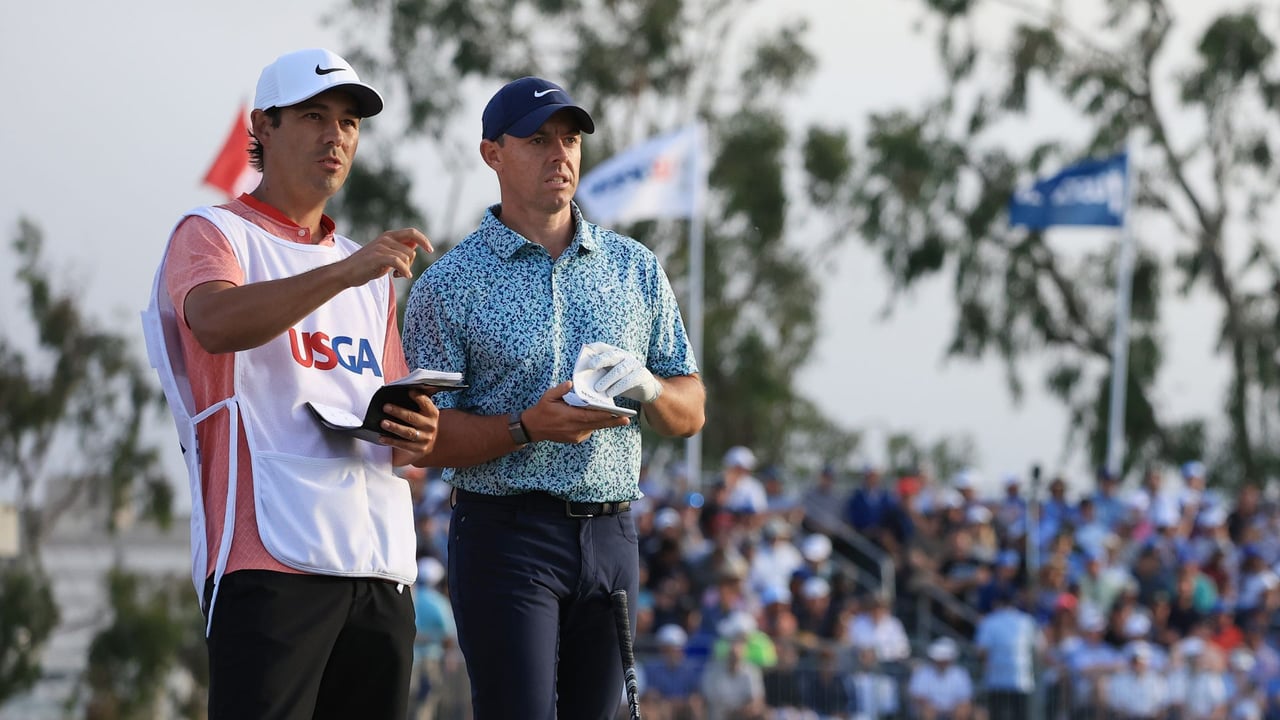Rory McIlroy mit seinem Caddy auf der dritten Runde der US Open 2023. (Foto: Getty)