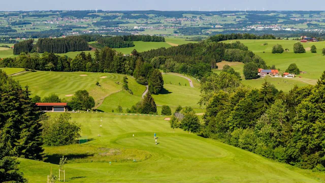 Der Ausblick des höchsten Abschlags Deutschlands (1.011 m) im Golfclub Waldegg-Wiggensbach im Allgäu. (Quelle: GC Waldegg-Wiggensbach) Der Ausblick des höchsten Abschlags Deutschlands (1.011 m) im Golfclub Waldegg-Wiggensbach im Allgäu. (Quelle: GC Waldegg-Wiggensbach)