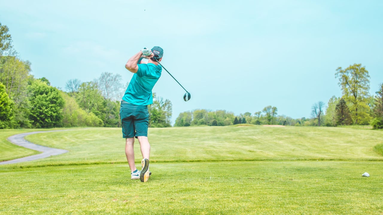 Der High Summer Sale geht in die nächste Runde bei All4Golf. (Foto: Courtney Cook/Unsplash)