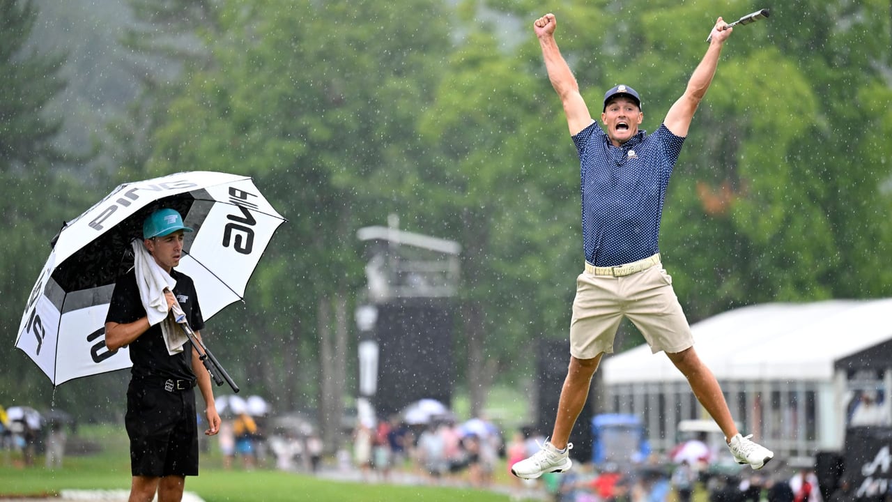Bryson DeChambeau macht nach seiner 58 beim LIV Golf Greenbrier Event Luftsprünge. (Foto: Getty) Bryson DeChambeau macht nach seiner 58 beim LIV Golf Greenbrier Event Luftsprünge. (Foto: Getty)
