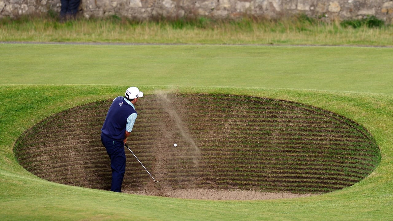 Viele Golfer sind schon am Road Hole Bunker gescheitert. Ein Pärchen vergnügte sich nun in der Sandgrube. (Quelle: Getty) Viele Golfer sind schon am Road Hole Bunker gescheitert. Ein Pärchen vergnügte sich nun in der Sandgrube. (Quelle: Getty)