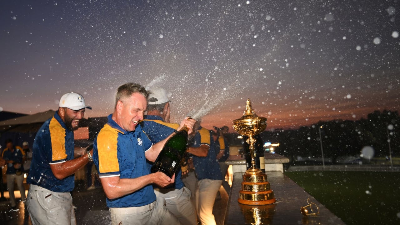 Kapitän Luke Donald und die Trophäe inmitten der feiernden Spieler. (Foto: Getty) Kapitän Luke Donald und die Trophäe inmitten der feiernden Spieler. (Foto: Getty)