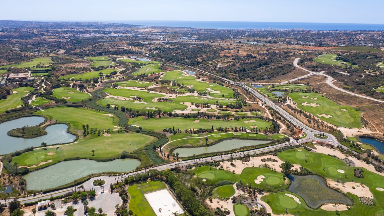 Das Amendoeira Golf Resort mit seinen beiden Kursen: dem Faldo Course und dem O'Connor Jr. Course Das Amendoeira Golf Resort mit seinen beiden Kursen: dem Faldo Course und dem O'Connor Jr. Course