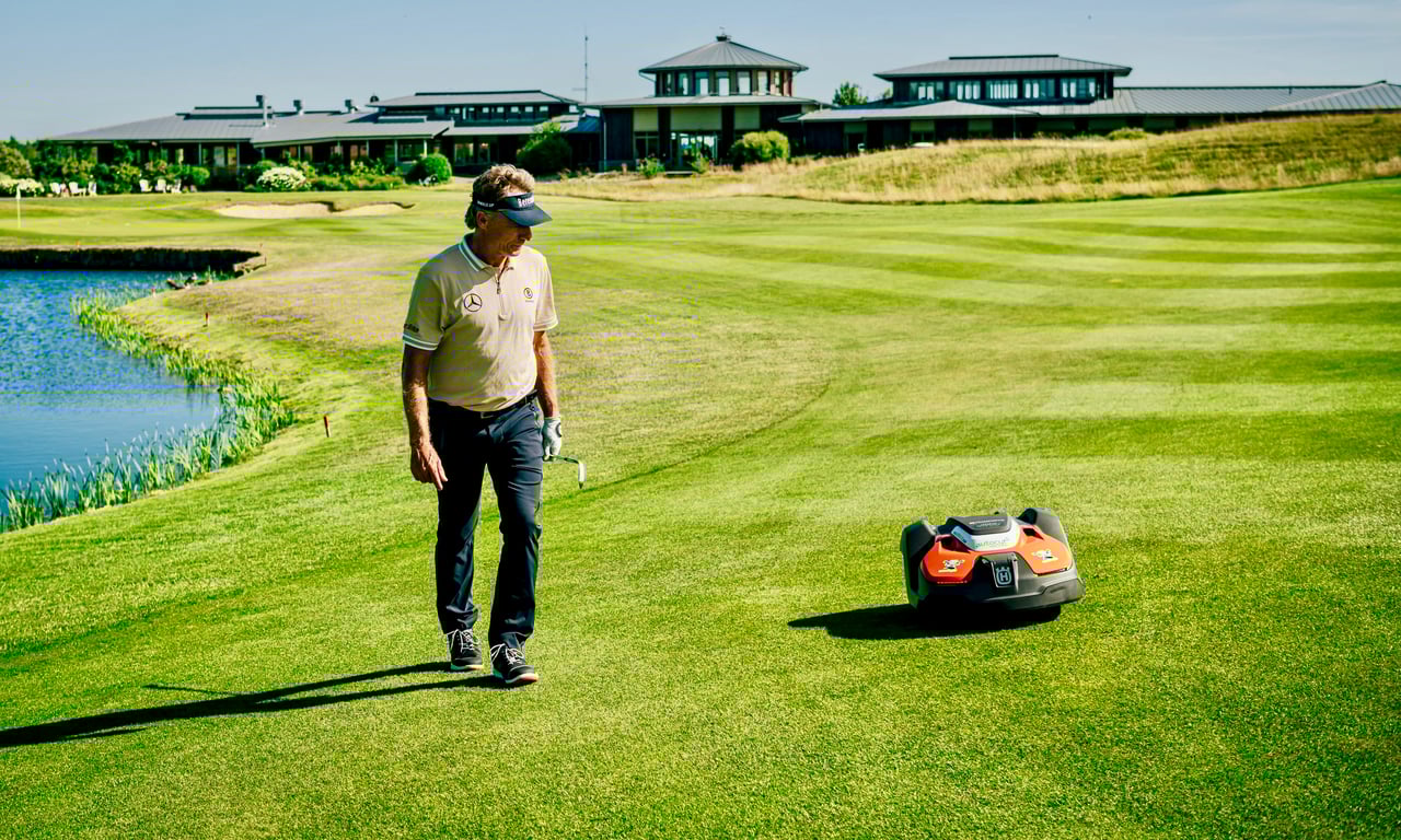 Grün-Spezialisten: WINSTON-Botschafter Bernhard Langer und eins der Husqvarna-Helferlein. (Foto WINSTONgolf/Tobias Kuberski) Grün-Spezialisten: WINSTON-Botschafter Bernhard Langer und eins der Husqvarna-Helferlein. (Foto WINSTONgolf/Tobias Kuberski)