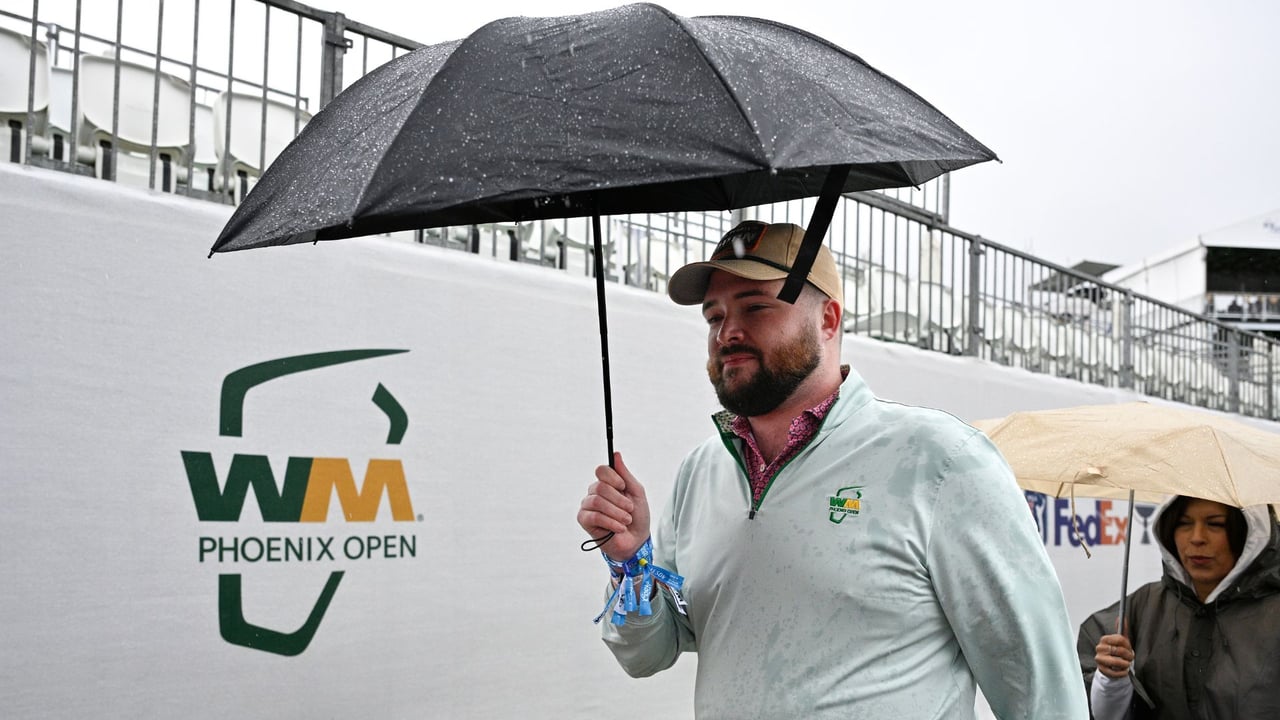 Der Regenschirm war das wichtigste Utensil der ersten Runde des Turniers der PGA Tour in Scottsdale. (Quelle: Getty) Der Regenschirm war das wichtigste Utensil der ersten Runde des Turniers der PGA Tour in Scottsdale. (Quelle: Getty)