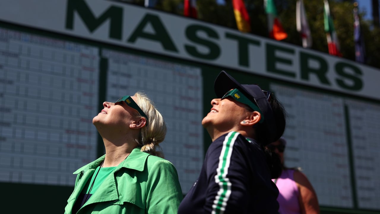 Naturspektakel bei den US Masters 2024: Zuschauerinnen betrachten die Sonnenfinsternis. (Foto: Getty) Naturspektakel bei den US Masters 2024: Zuschauerinnen betrachten die Sonnenfinsternis. (Foto: Getty)