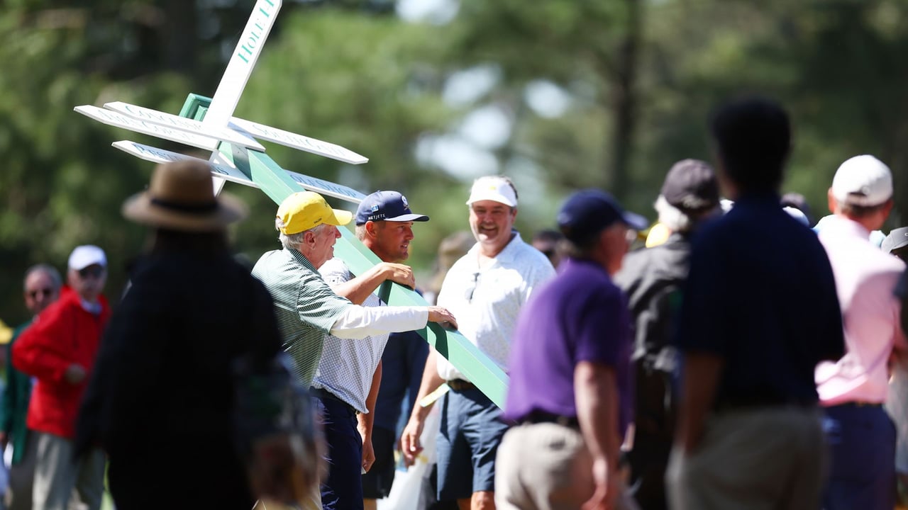Bryson DeChambeau mit dem Wegweiser beim US Masters 2024. (Foto: Getty) Bryson DeChambeau mit dem Wegweiser beim US Masters 2024. (Foto: Getty)