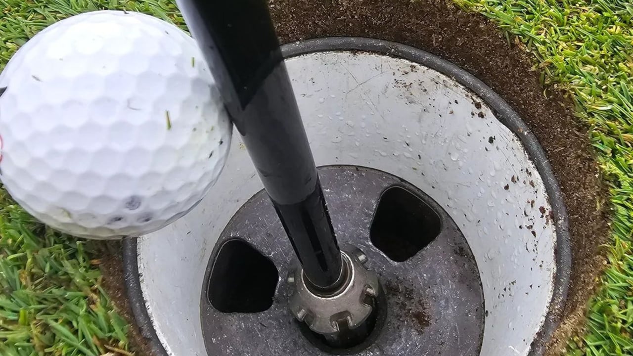 Ball im Loch oder nicht? Das sagen die Golfregeln. (Foto: Getty) Ball im Loch oder nicht? Das sagen die Golfregeln. (Foto: Getty)