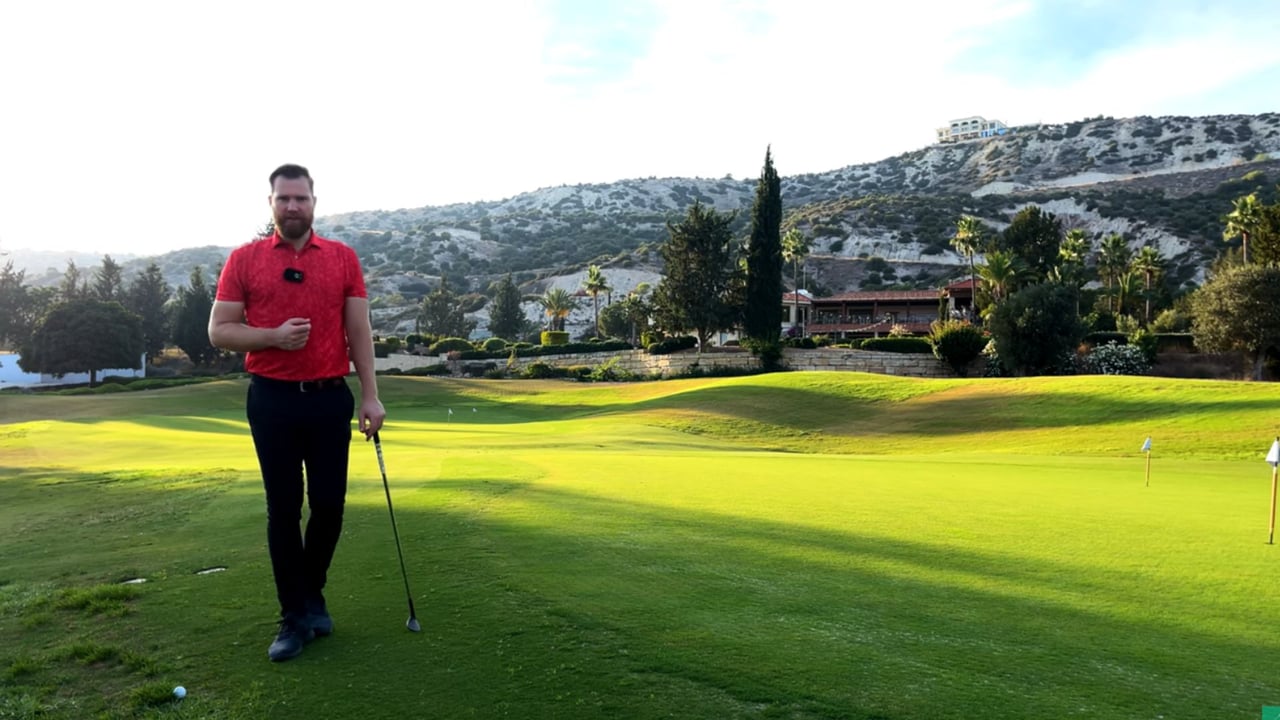 Lukas von Birdietrain zeigt, wie man Schläge von der Roughkante spielt. (Quelle: Birdietrain Lukas von Birdietrain zeigt, wie man Schläge von der Roughkante spielt. (Quelle: Birdietrain