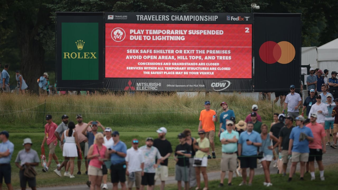Zuschauer wurden am Samstagnachmittag bei der Travelers Championship der PGA Tour von einem Blitz getroffen. (Foto: Getty) Zuschauer wurden am Samstagnachmittag bei der Travelers Championship der PGA Tour von einem Blitz getroffen. (Foto: Getty)