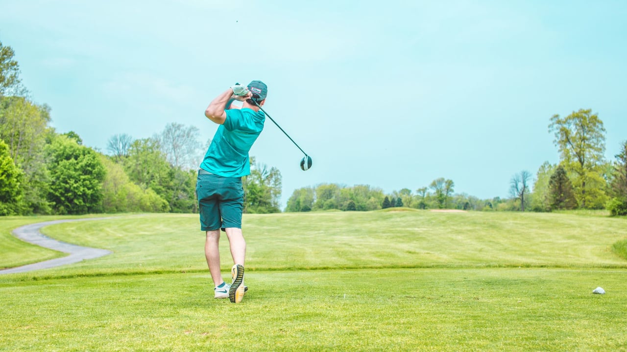 Golfstatistiken: Spielerinnen und Spieler überschätzen ihre Länge mit dem Driver. (Foto: Unsplash/Courtney Cook) Golfstatistiken: Spielerinnen und Spieler überschätzen ihre Länge mit dem Driver. (Foto: Unsplash/Courtney Cook)