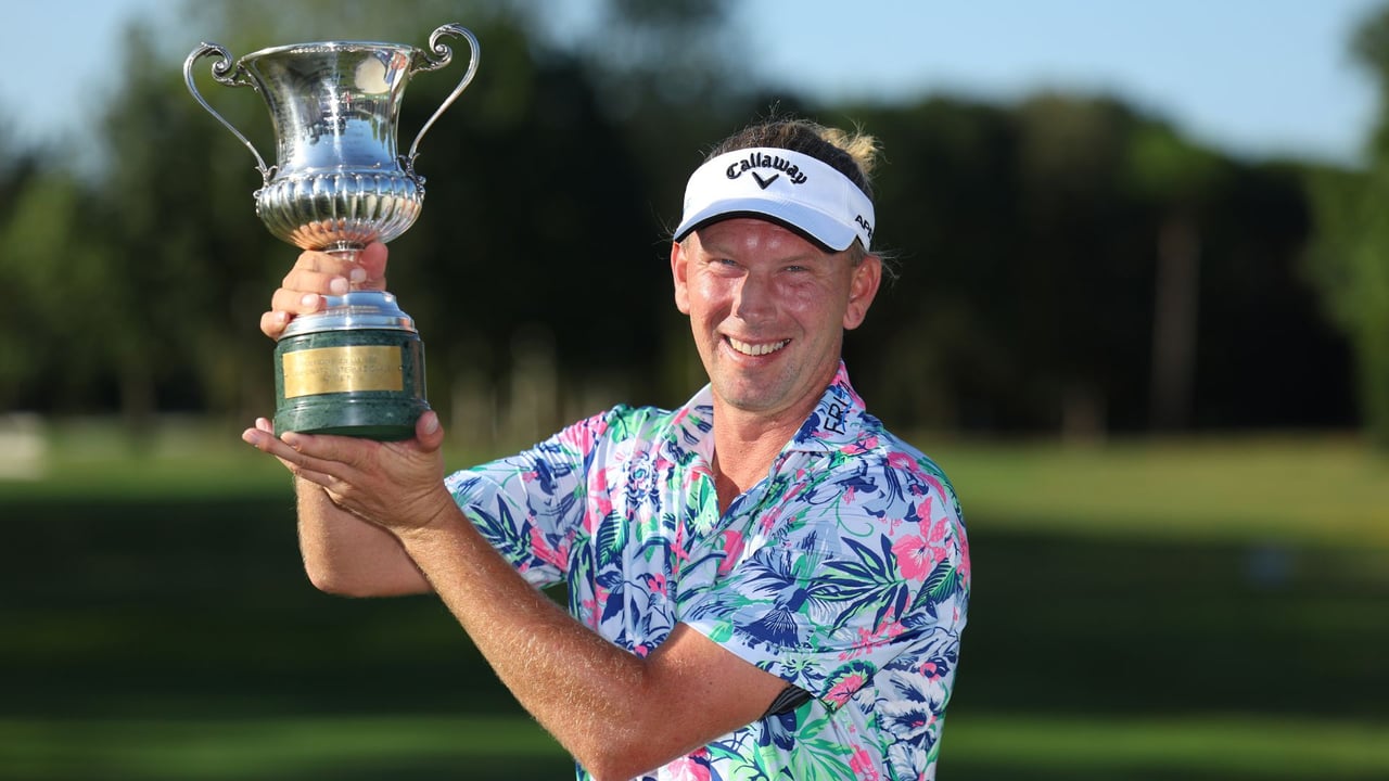 Marcel Siem mit der Trophäe der Italian Open nach seinem sechsten Sieg auf der DP World Tour. (Foto: Getty) Marcel Siem mit der Trophäe der Italian Open nach seinem sechsten Sieg auf der DP World Tour. (Foto: Getty)
