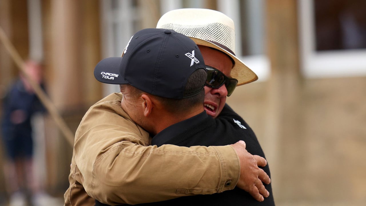 Nach dem Triumph bei der British Open, umarmt Xander Schauffele seinen Vater Stefan. (Foto: Getty) Nach dem Triumph bei der British Open, umarmt Xander Schauffele seinen Vater Stefan. (Foto: Getty)