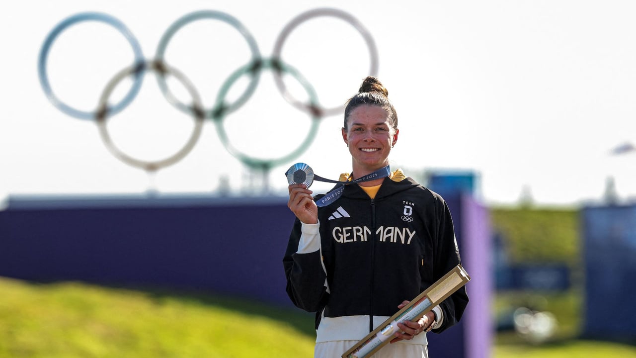 Esther Henseleit gewinnt die Silbermedaille im Golf bei Olympia 2024. Nach der Siegerehrung sprach sie mit Golf Post. (Foto: Getty) Esther Henseleit gewinnt die Silbermedaille im Golf bei Olympia 2024. Nach der Siegerehrung sprach sie mit Golf Post. (Foto: Getty)