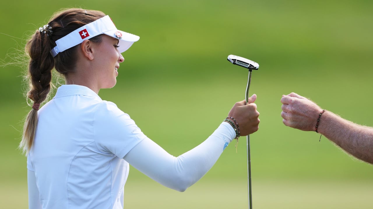 Morgane Metraux schlägt nach ihrem zweiten Eagle ihren Caddie ab. (Foto: Getty) Morgane Metraux schlägt nach ihrem zweiten Eagle ihren Caddie ab. (Foto: Getty)