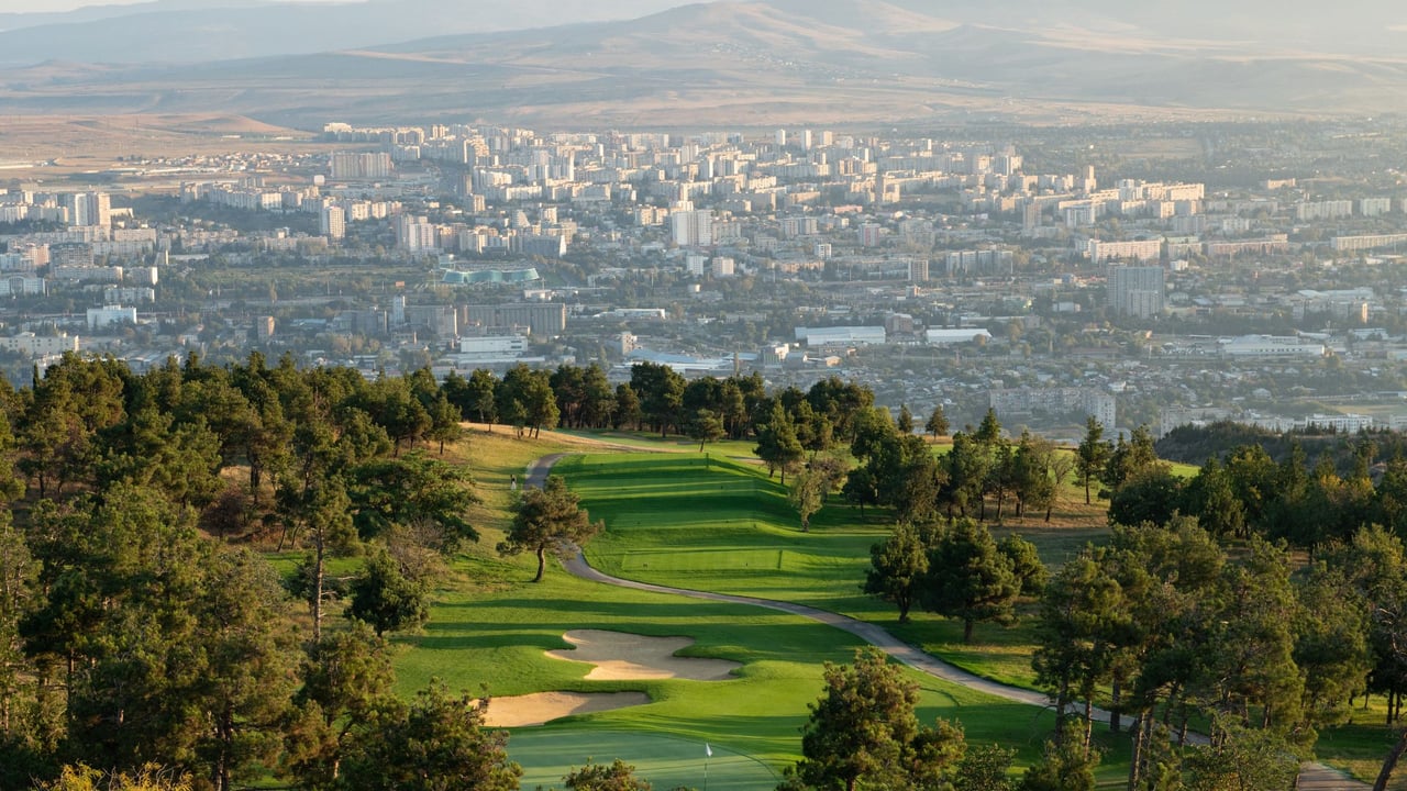 Der Tbilisi Hills Golf Course in Georgien bietet einige atemberaubende Ausblicke über die Täler, Hügerl und auch die Hauptstadt des Landes. (Foto: Tbilisi Hills Golf Course) Der Tbilisi Hills Golf Course in Georgien bietet einige atemberaubende Ausblicke über die Täler, Hügerl und auch die Hauptstadt des Landes. (Foto: Tbilisi Hills Golf Course)