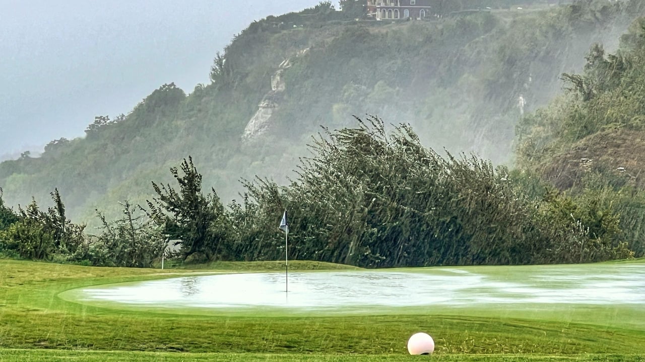 Heftige Regenfälle ließen den Finaltag der Team-EM buchstäblich ins Wasser fallen. (Foto: Jos Gal)