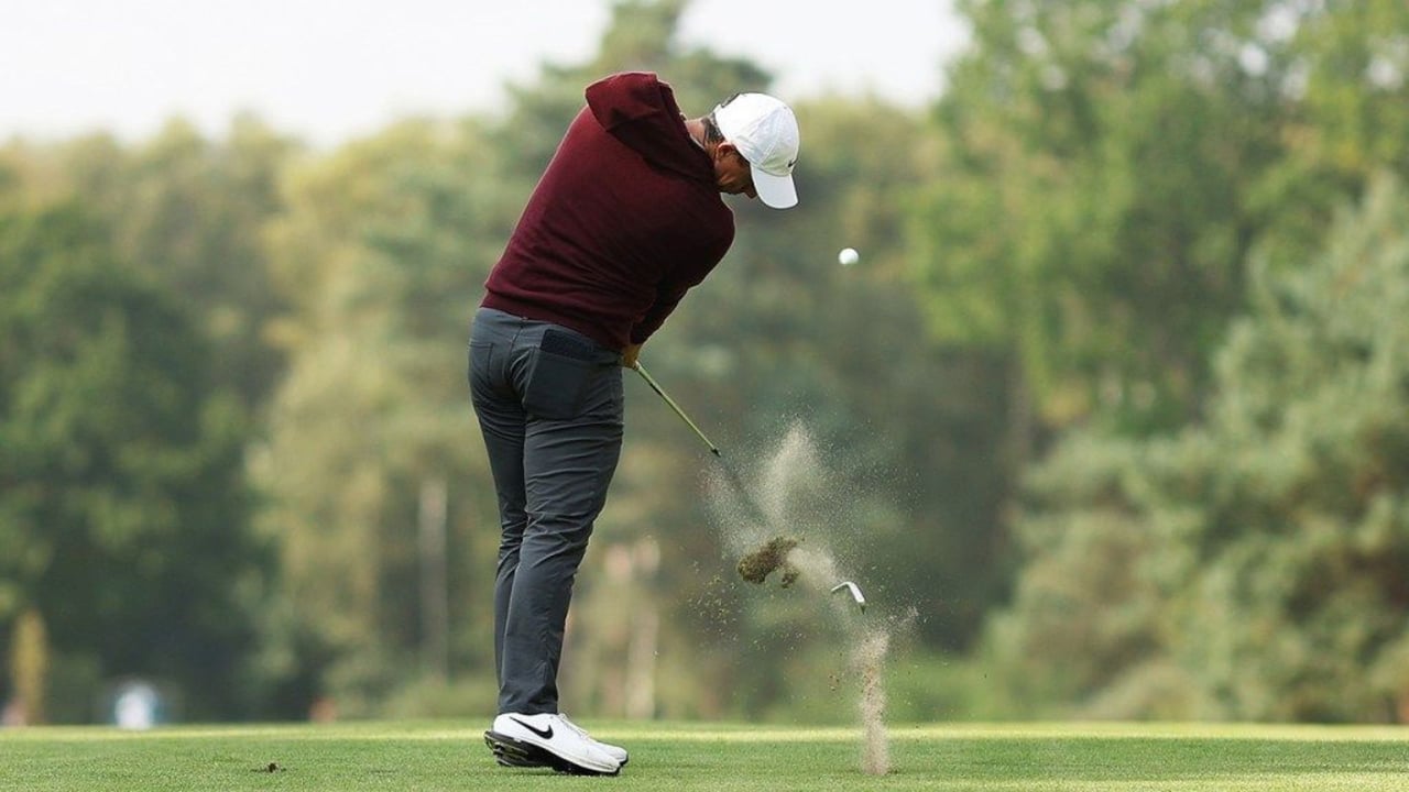 Hier verabschiedet sich ein Schlägerkopf von Rory McIlroys Schläger. (Foto: X/@golfweek) Hier verabschiedet sich ein Schlägerkopf von Rory McIlroys Schläger. (Foto: X/@golfweek)