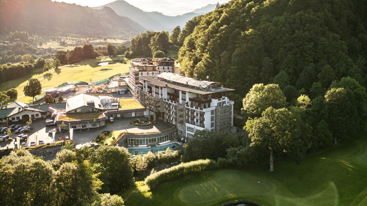 Das Grand Tirolia Kitzbühel, inmitten der Tiroler Alpen, bietet eine beeindruckende Aussicht auf die umliegenden Berge und den hauseigenen Golfplatz. (Foto: Grand Tirolia Kitzbühel) Das Grand Tirolia Kitzbühel, inmitten der Tiroler Alpen, bietet eine beeindruckende Aussicht auf die umliegenden Berge und den hauseigenen Golfplatz. (Foto: Grand Tirolia Kitzbühel)