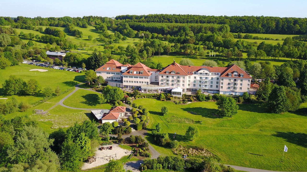 Das Lindner Hotel Wiesensee, idyllisch eingebettet in die grüne Landschaft von Westerburg. (Foto: Lindner Hotel Wiesensee) Das Lindner Hotel Wiesensee, idyllisch eingebettet in die grüne Landschaft von Westerburg. (Foto: Lindner Hotel Wiesensee)