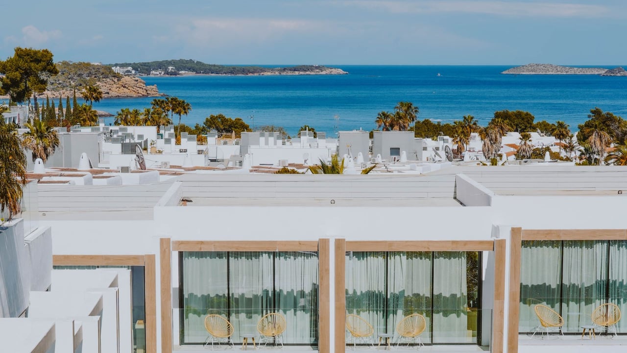 Das Nativo Hotel kombiniert Golf, Wellness und umweltfreundliches Design in einer entspannten Atmosphäre. (Foto: Nativo Hotel Ibiza) Das Nativo Hotel kombiniert Golf, Wellness und umweltfreundliches Design in einer entspannten Atmosphäre. (Foto: Nativo Hotel Ibiza)