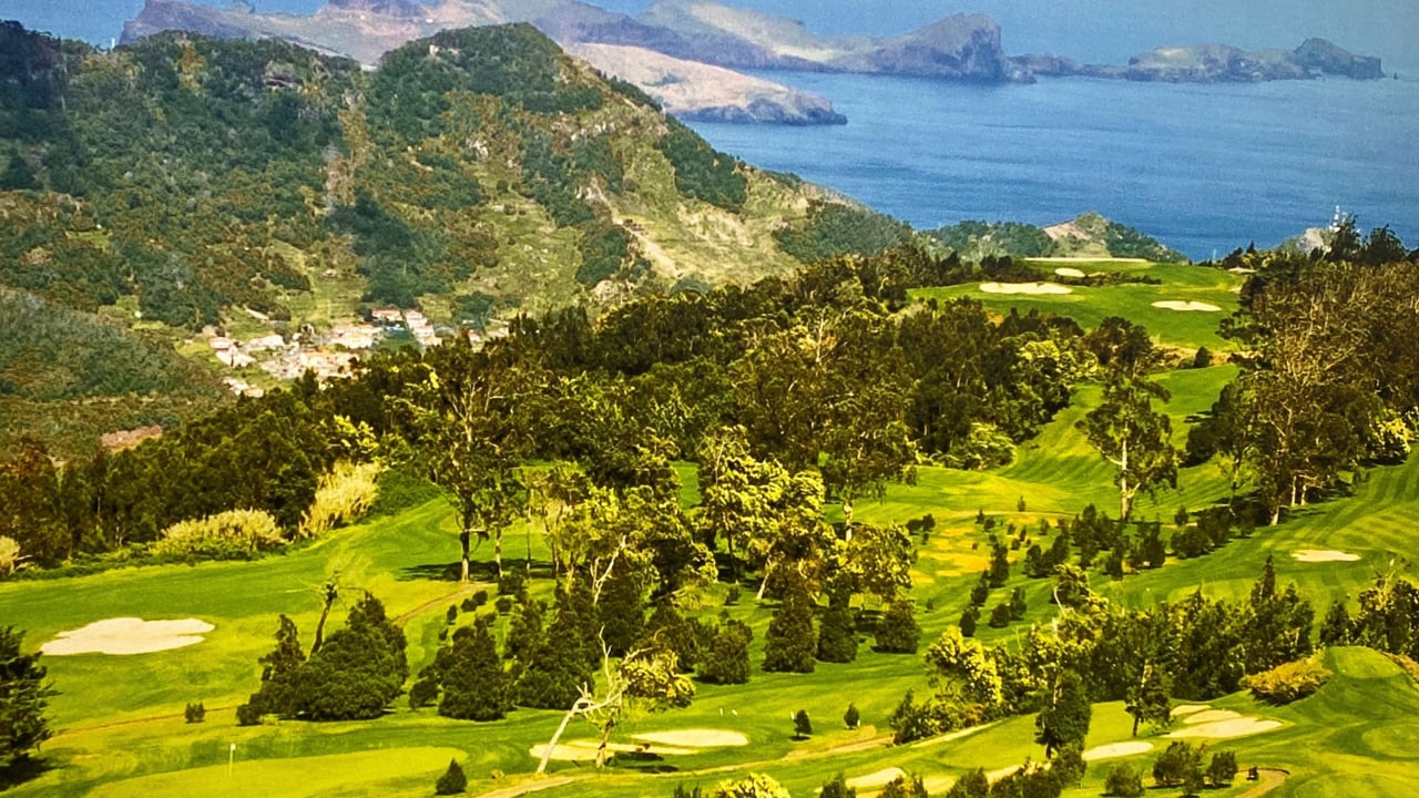 Der Clube de Golfe do Santo da Serra auf Madeira bietet 27 Löcher, atemberaubende Ausblicke und nachhaltigen Golfgenuss für Spieler aller Stärken. (Foto: Clube de Golfe do Santo da Serra) Der Clube de Golfe do Santo da Serra auf Madeira bietet 27 Löcher, atemberaubende Ausblicke und nachhaltigen Golfgenuss für Spieler aller Stärken. (Foto: Clube de Golfe do Santo da Serra)