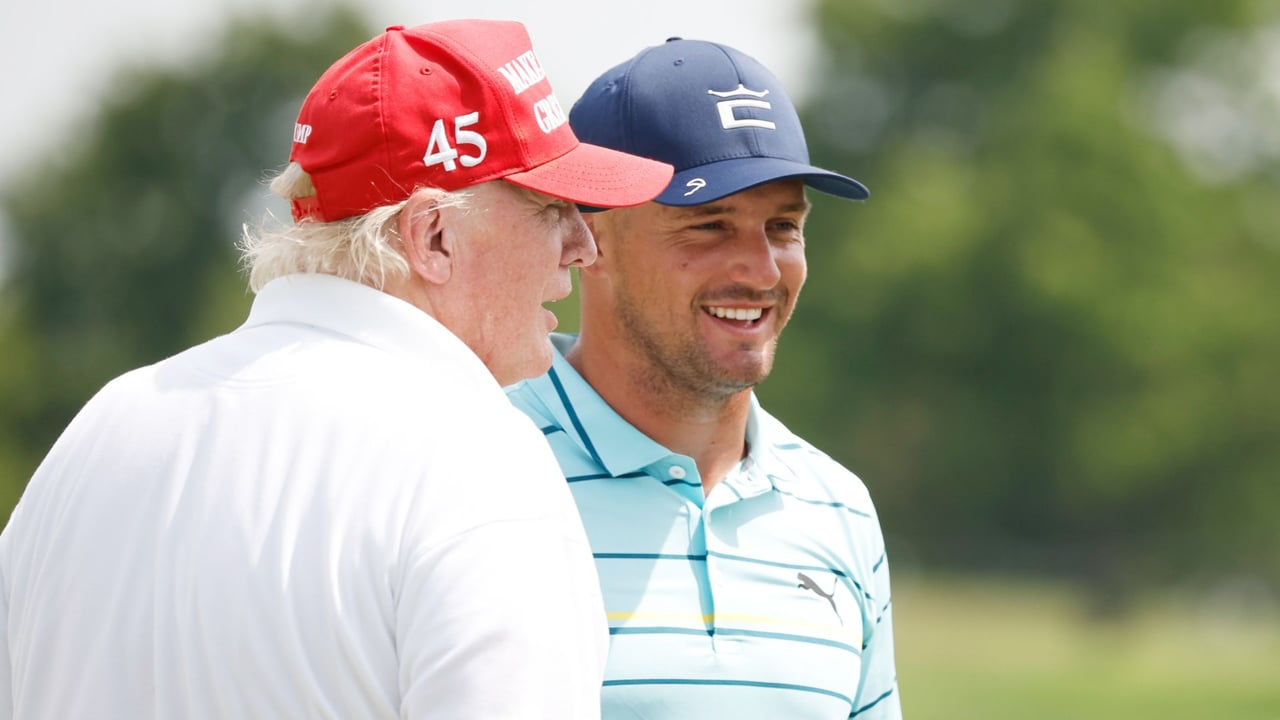 Donald Trump und Bryson DeChambeau auf einer gemeinsamen Golfrunde 2022. (Foto: Getty) Donald Trump und Bryson DeChambeau auf einer gemeinsamen Golfrunde 2022. (Foto: Getty)