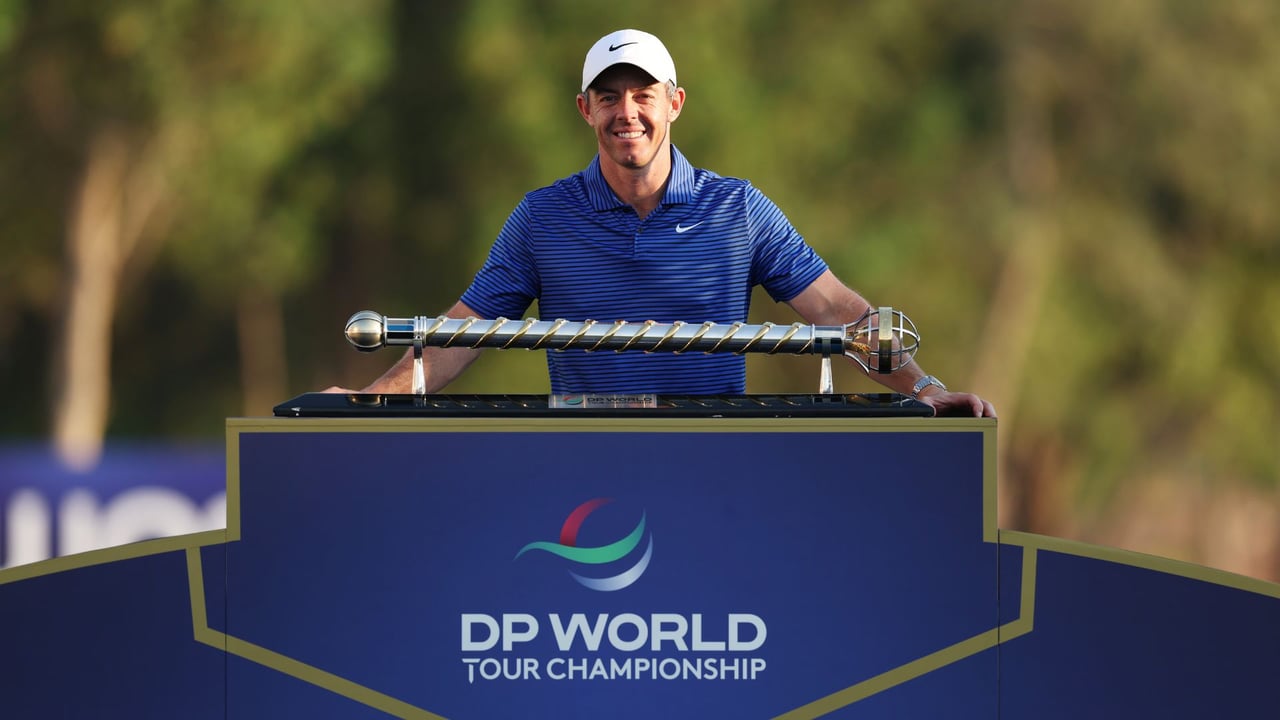 Rory McIlroy als strahlender Sieger mit der Trophäe der DP World Tour Championship. (Foto: Getty) Rory McIlroy als strahlender Sieger mit der Trophäe der DP World Tour Championship. (Foto: Getty)