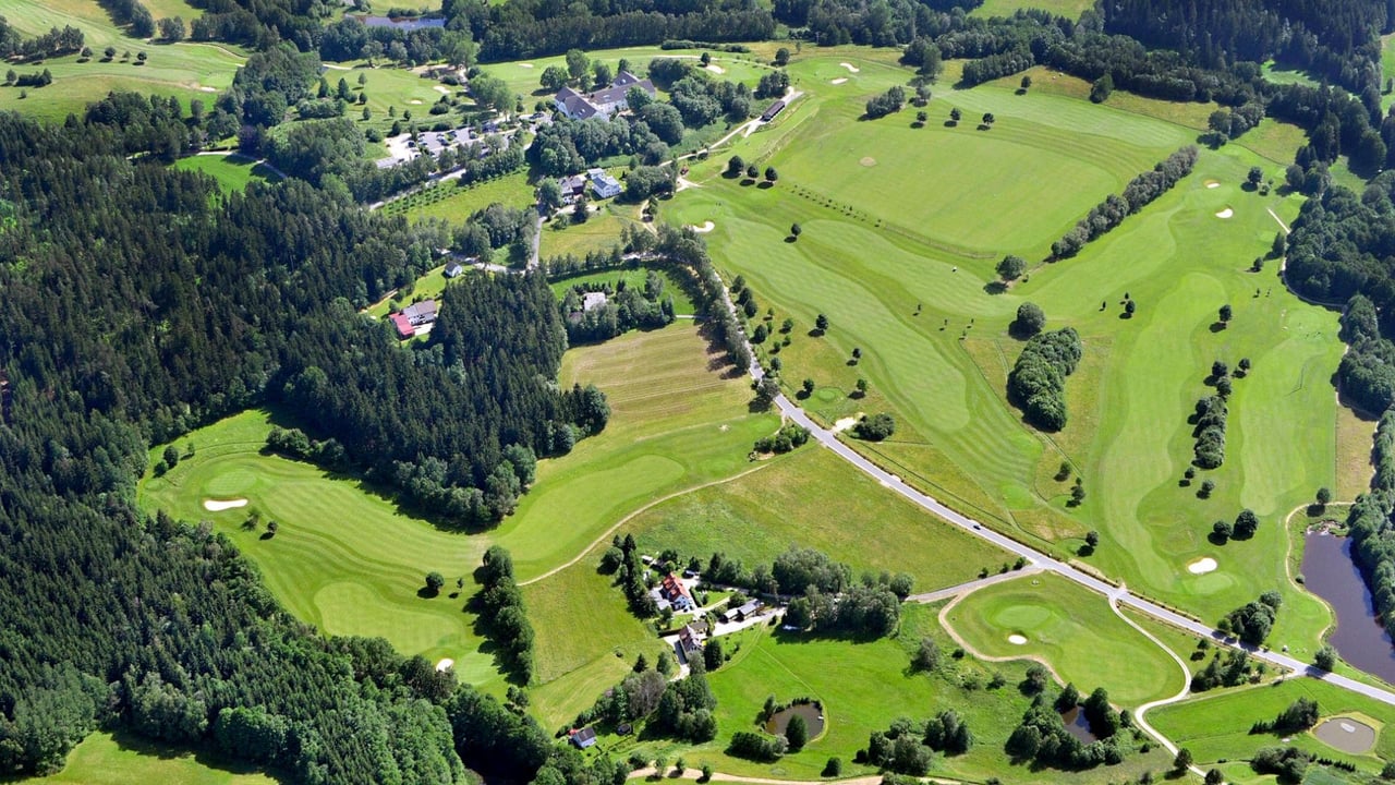 Der Blick über die Golfanlage Fahrenbach, eingebettet in den Naturpark Fichtelgebirge. (Foto: Golfhotel Fahrenbach) Der Blick über die Golfanlage Fahrenbach, eingebettet in den Naturpark Fichtelgebirge. (Foto: Golfhotel Fahrenbach)