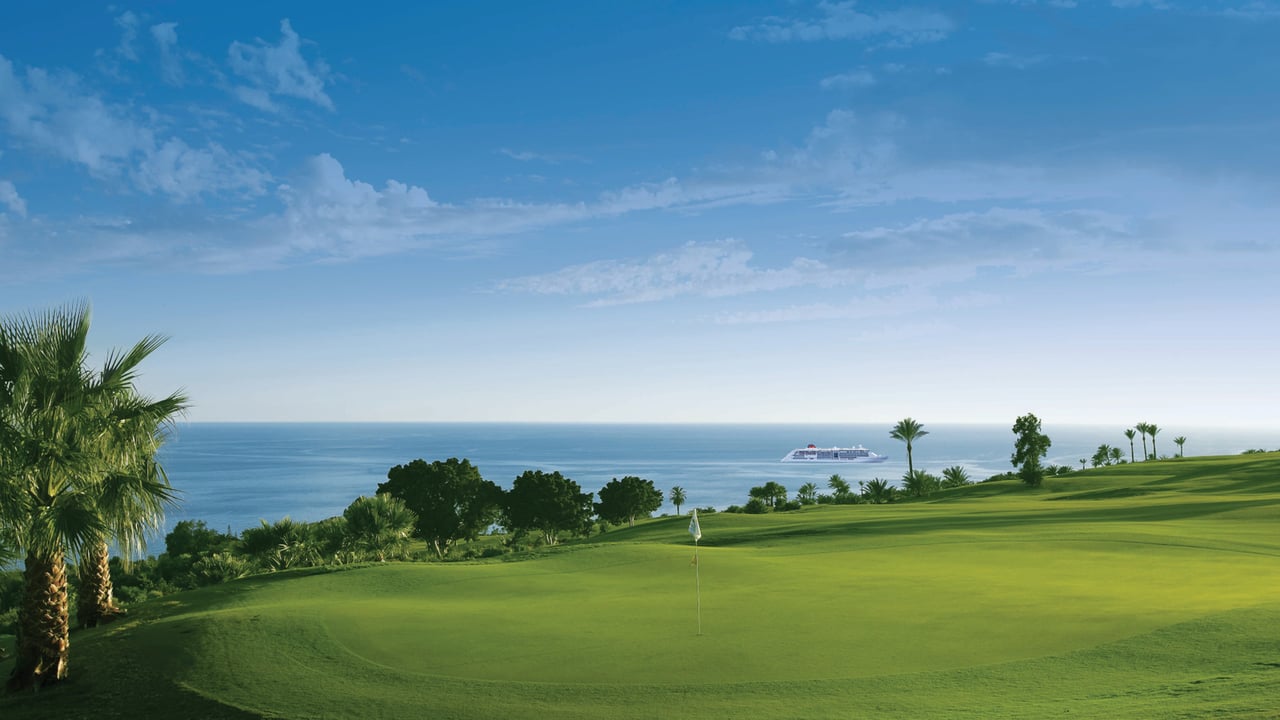 Eine Golf & Cruise-Reise mit der EUROPA und EUROPA 2 führt zu den schönsten Greens der Erde. (Foto: Hapag-Lloyd Cruises) Eine Golf & Cruise-Reise mit der EUROPA und EUROPA 2 führt zu den schönsten Greens der Erde. (Foto: Hapag-Lloyd Cruises)
